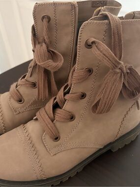 Roxy Women's Lace-Up Ankle Boots in Taupe